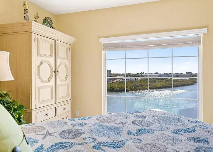 Splash Harbour, Harbourside Waterfront Apartment *
