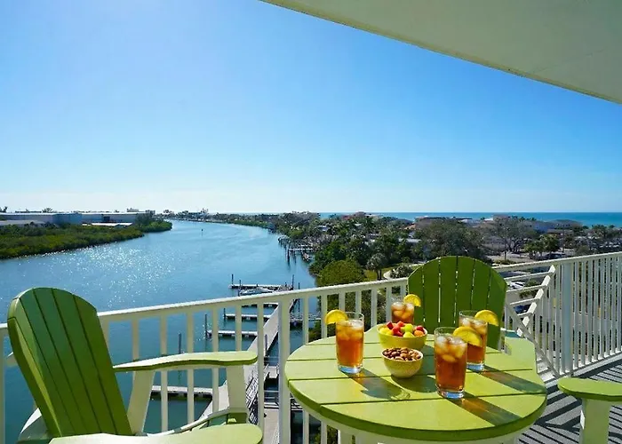 Splash Harbour, Harbourside Waterfront Apartment